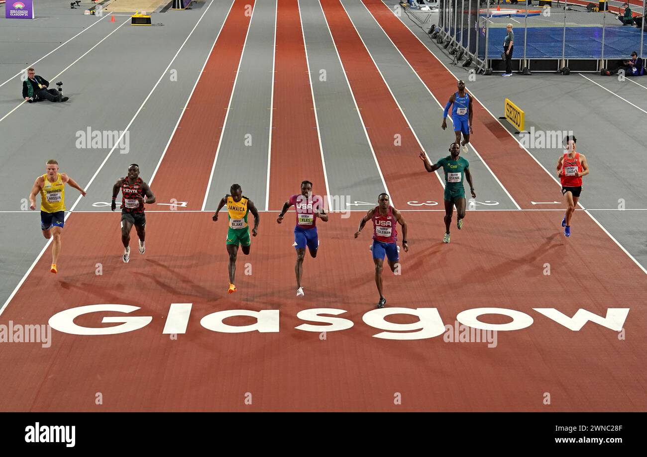 Der US-amerikanische Christian Coleman (Mitte rechts) gewinnt Gold im 60-Meter-Finale der Männer, Noah Lyles (Mitte links) gewann Silber und Jamaikas Ackeem Blake (Dritter links) gewann Bronze am ersten Tag der Leichtathletik-Weltmeisterschaft in der Emirates Arena in Glasgow. Bilddatum: Freitag, 1. März 2024. Stockfoto