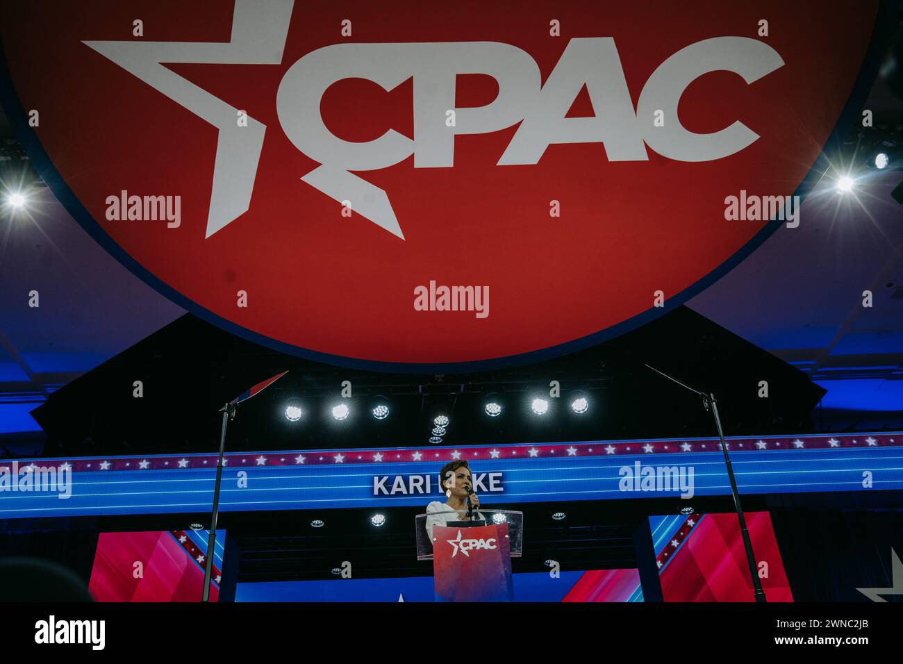 New York, Usa. Februar 2024. Der Kandidat für den senat von Arizona und der republikanische Vizepräsident Happeful Kari Lake spricht während der jährlichen CPAC-Konferenz vor dem Publikum. Teilnehmer und Referenten treffen sich zur Conservative Political Action Conference National Harbor, MD (Foto: Olga Fedorova/SOPA Images/SIPA USA) Credit: SIPA USA/Alamy Live News Stockfoto