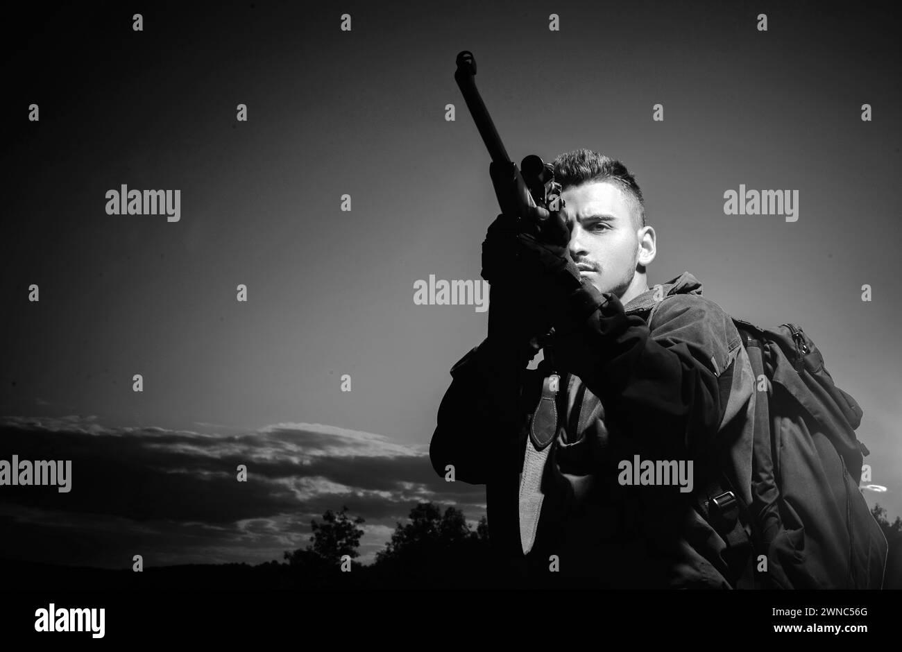 Lauf einer Waffe. Jäger mit Schrotflinte auf der Jagd. Jäger mit kraftvollem Gewehr mit Zielfernrohr Tiere zu beobachten. Stockfoto