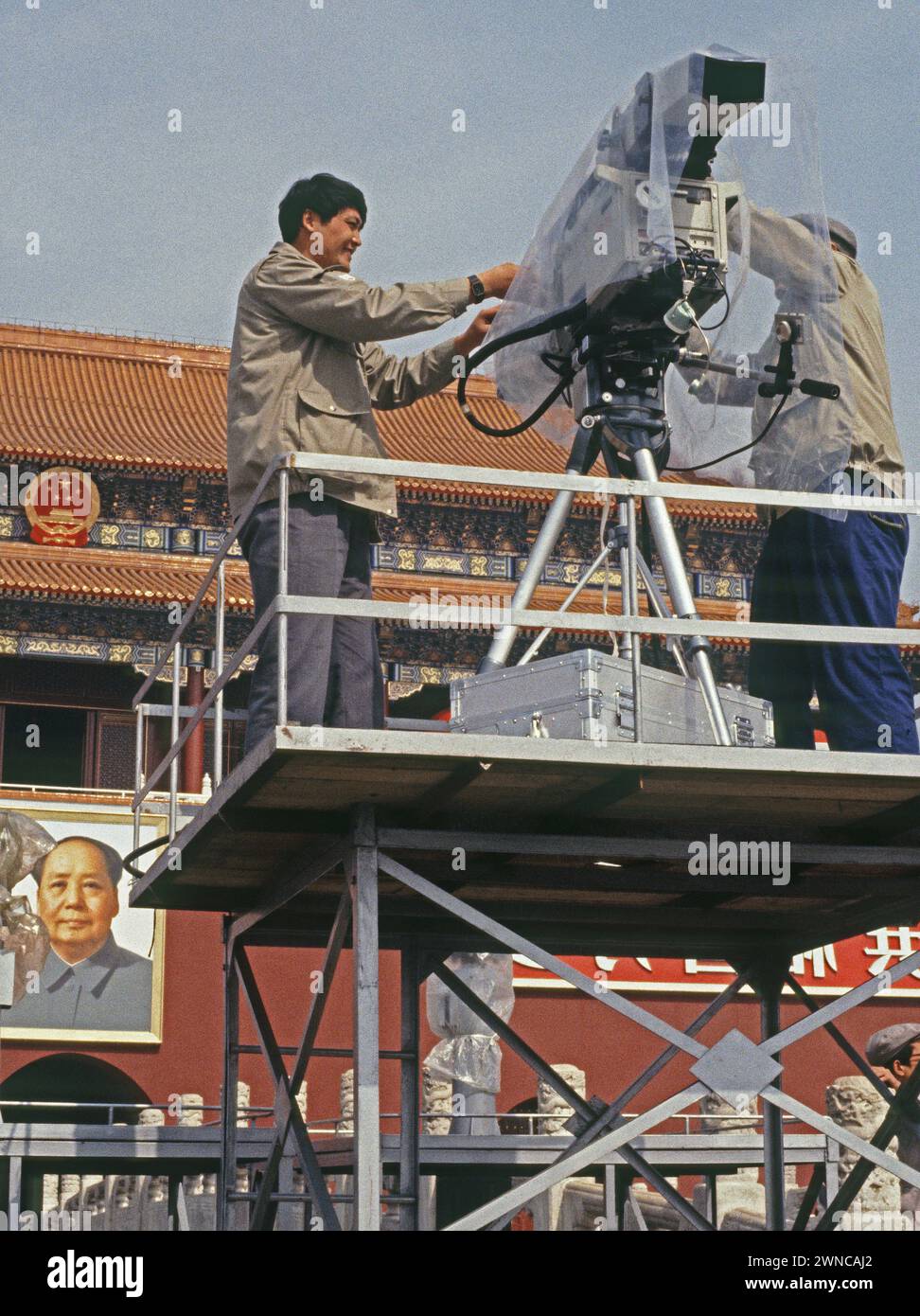 Fernsehkamera wird eingerichtet, um den 35. Jahrestag der chinesischen Kommunistischen Revolution auf dem Platz des Himmlischen Friedens 1984 in Peking, China, zu übertragen Stockfoto
