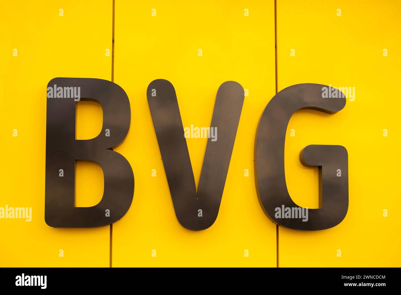 Logo Berliner Verkehrsbetriebe, BVG-Hauptverkehrsunternehmen in Berlin mit U-Bahn, Stadtbussen, Straßenbahnen und Fähren, schwarze Buchstaben auf gelbem bac Stockfoto