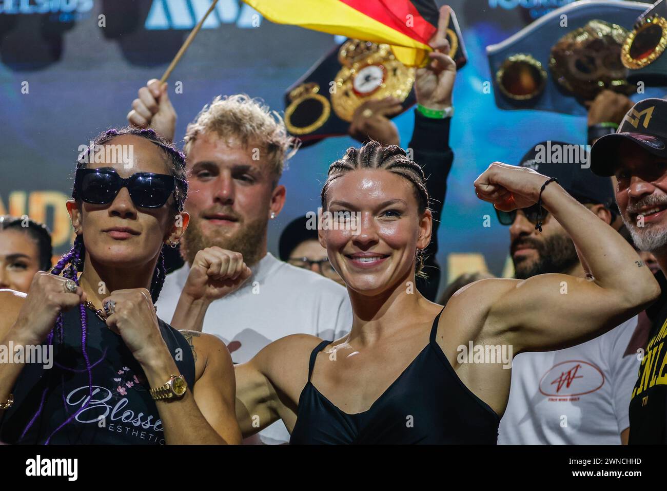 San Juan, Puerto Rico. März 2024. Boxen: Federgewicht, Frauen, Weltmeisterschaftskampf, Serrano (Puerto Rico) - Meinke (Deutschland). Nina Meinke (r) posiert neben Amanda Serrano (l) beim Wiegen vor dem Kampf. Quelle: Kendall Torres/dpa/Alamy Live News Stockfoto