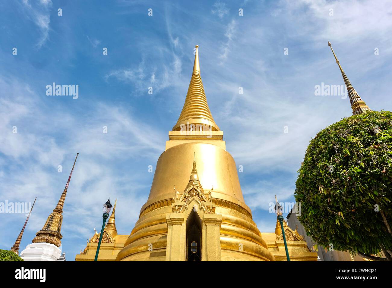 Phra Si Rattana Chedi: Eine goldene glockenförmige Stupa am Wat Phra Kaew (Tempel des Smaragdbuddhas), die Reliquien des Buddha aus Sri Lanka beherbergt Stockfoto