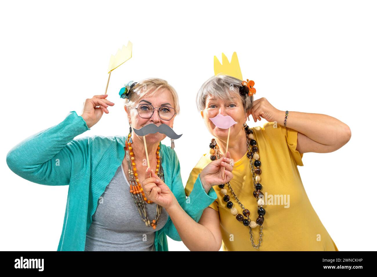Ältere Freundinnen, die zusammen rumtäuschen, isoliert auf weißem Hintergrund Stockfoto