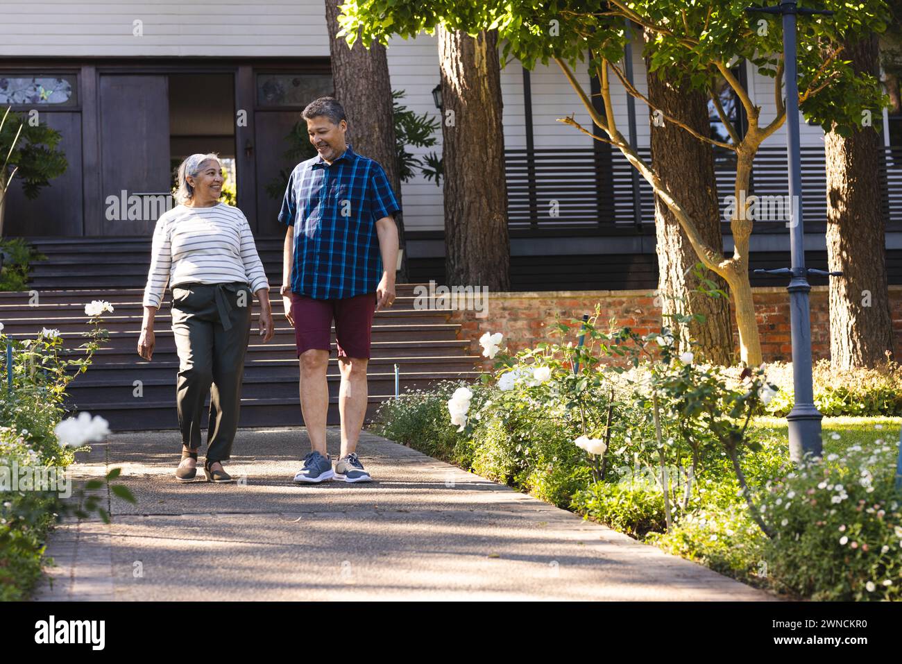 Ältere Frauen und Männer mit Rasse genießen einen gemütlichen Spaziergang im Freien mit Kopierraum Stockfoto