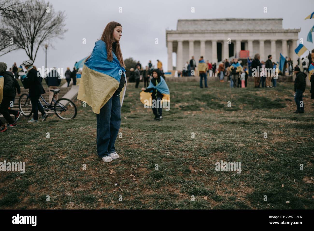 Washington Dc, Usa. Februar 2024. In ukrainische Fahnen gehüllte Kinder nehmen am protestmarsch zum zweiten Jahrestag des Krieges in der Ukraine Teil. Mitglieder der ukrainischen Gemeinschaft und Unterstützer versammeln sich zu einem Protest am zweiten Jahrestag der massiven russischen Invasion in der Ukraine. (Foto: Olga Fedorova/SOPA Images/SIPA USA) Credit: SIPA USA/Alamy Live News Stockfoto