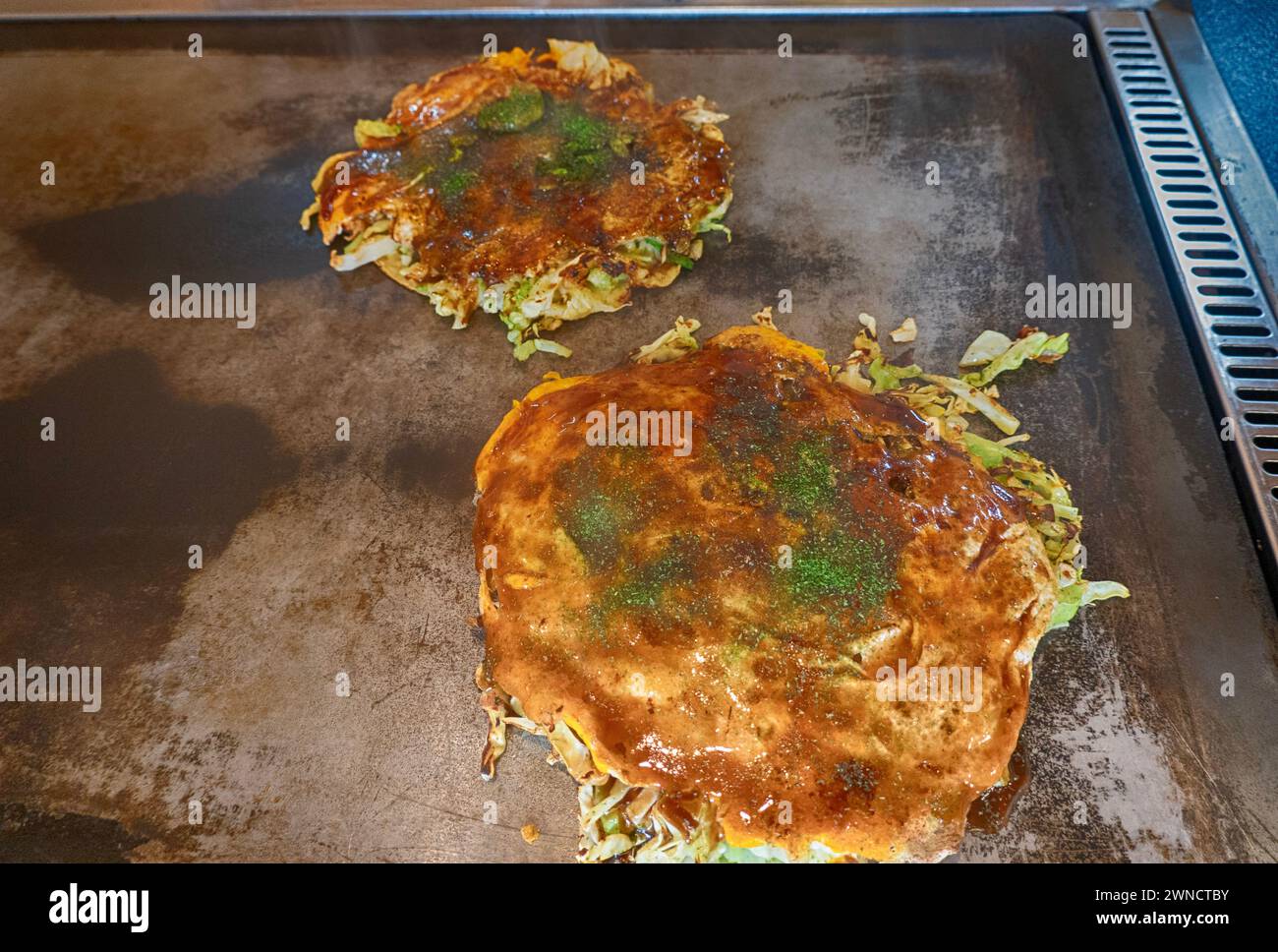 Okonomiyaki Japanischer Pfannkuchen, Spezialität aus Osaka, Japan Stockfoto