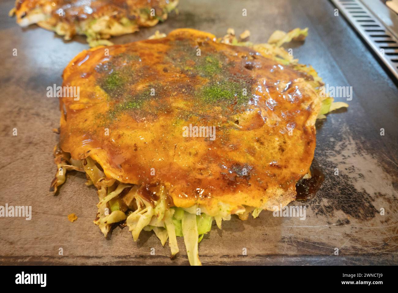 Okonomiyaki Japanischer Pfannkuchen, Spezialität aus Osaka, Japan Stockfoto