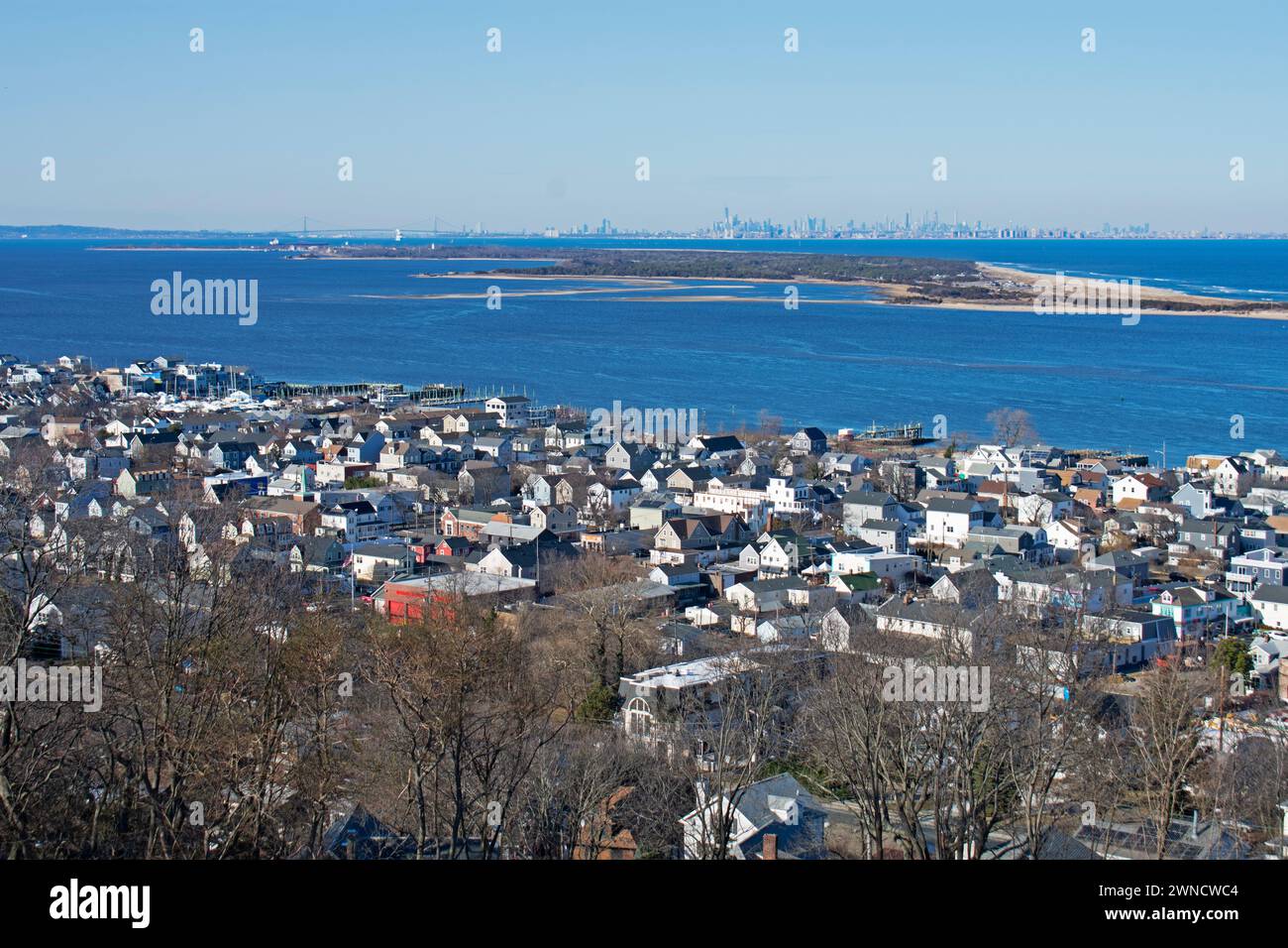 Sandy Hook, die Verrazzano Bridge und die Skyline von New York City in der Ferne vom Navesink Twin Lights Grundstück über der Highlands Sect Stockfoto