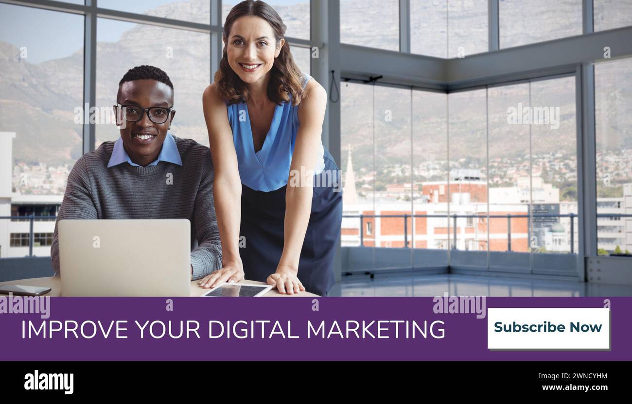 Verbessern Sie Ihren Text für digitales Marketing mit einem Notebook im Vergleich zu verschiedenen Geschäftsleuten Stockfoto