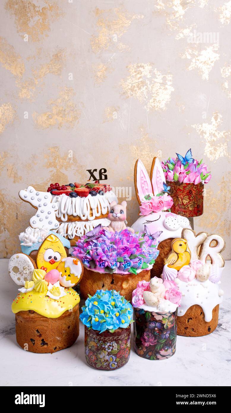 Eine Vielzahl von Osterkuchen mit aufwändiger Glasur-Dekoration, mit Häschen, Küken, Blumen und Schmetterlingen. Perfekt für festliche Osterfeiern Stockfoto