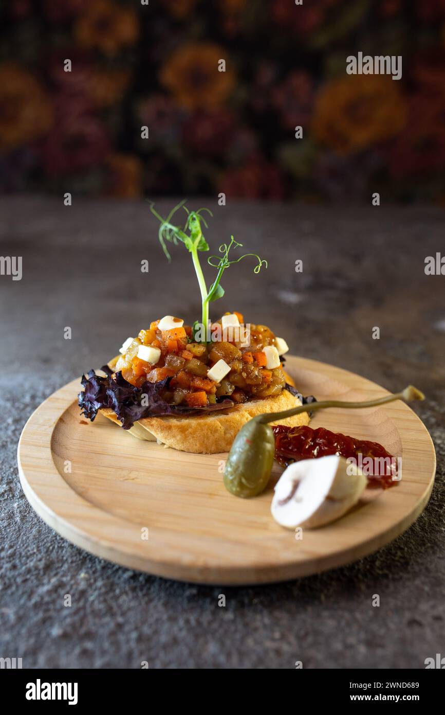 Rustikaler Holzteller mit offenem Sandwich mit Rinderfilet und ...