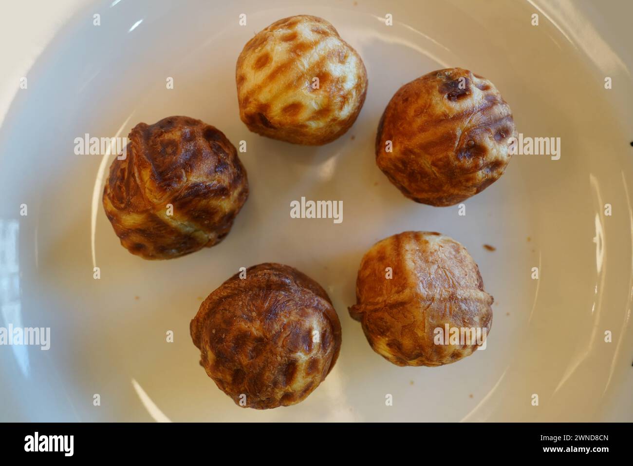 Walnusskuchen sind ein beliebter Snack in Korea. Es handelt sich um eine Art von Gebäck, das mit Weizenmehlteig, Walnüssen und roter Bohnenpaste gebacken wird. Stockfoto