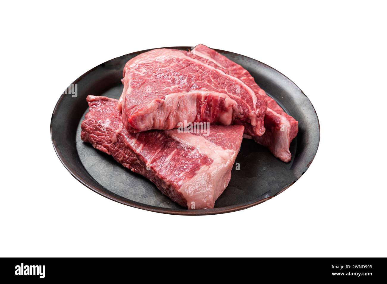 Rohe Silverside-Rindersteak, geschnitten auf Metzgertablett. Isoliert auf weißem Hintergrund. Draufsicht Stockfoto