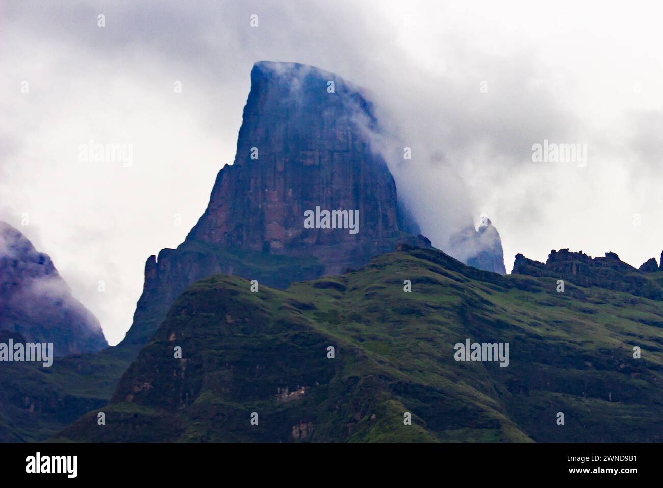 Nebel um den Wächter, die westliche Stütze des Amphitheaters, in den Drakensberg-Bergen Südafrikas Stockfoto