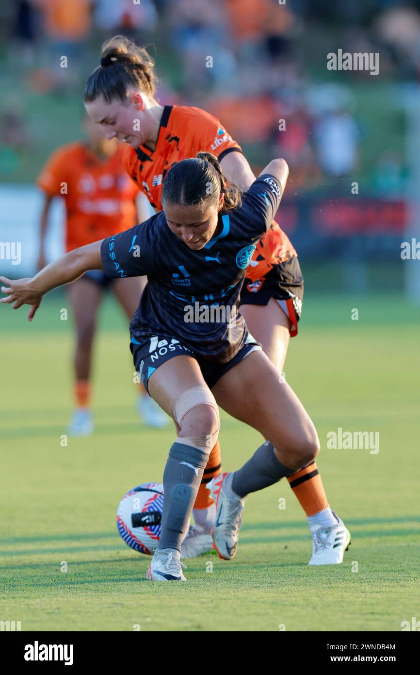 Brisbane, Australien. März 2024. Brisbane, Australien, 2. März 2024: Deborah-Anne de La Harpe (3 Brisbane) fordert Bryleeh Flo Henry (22 Melbourne) während des Liberty A League Spiels zwischen Brisbane Roar und Melbourne City FC im Perry Park (Promediapix/SPP) Credit: SPP Sport Press Photo. /Alamy Live News Stockfoto