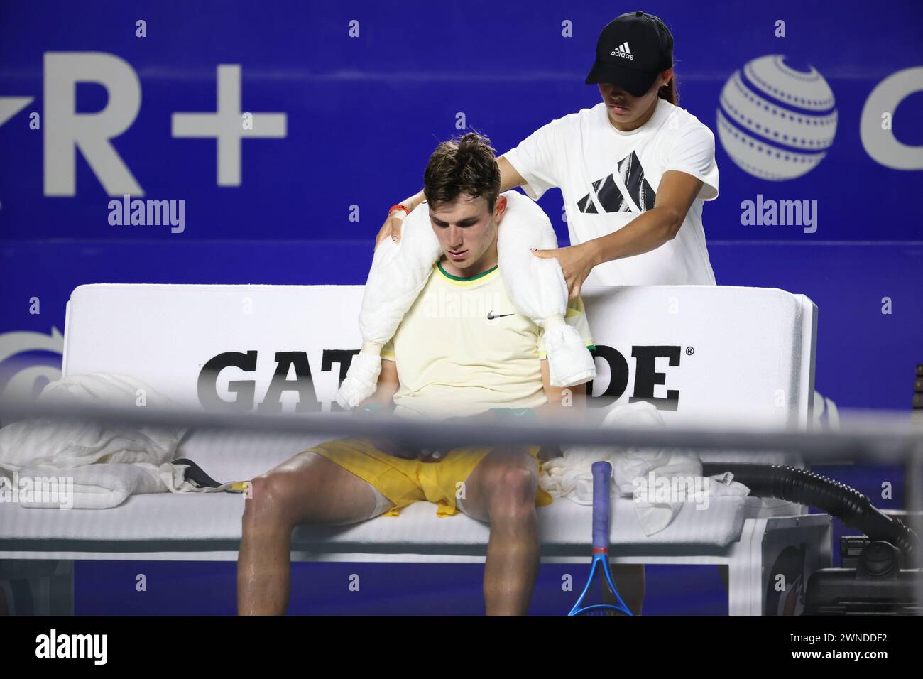 Acapulco, Mexiko. März 2024. Jack Draper (L) aus Großbritannien reagierte im Halbfinalspiel gegen Alex de Minaur aus Australien beim ATP Mexican Open-Tennisturnier 2024 in Acapulco, Mexiko, am 1. März 2024. Quelle: Li Mengxin/Xinhua/Alamy Live News Stockfoto