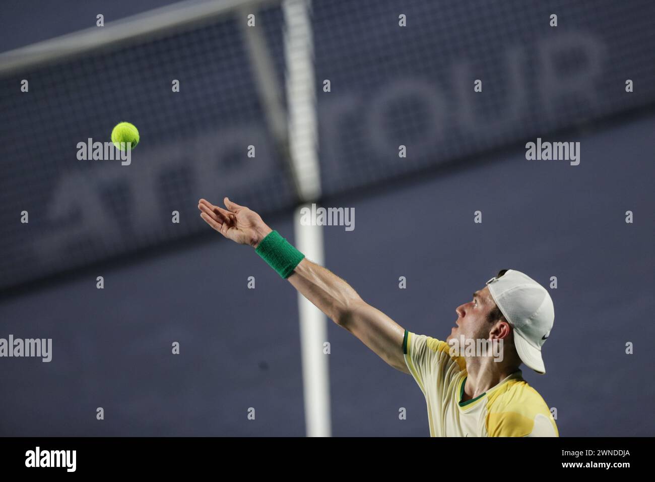 Acapulco, Mexiko. März 2024. Jack Draper aus Großbritannien dient den Ball während des Halbfinalspiels gegen Alex de Minaur aus Australien beim ATP Mexican Open-Tennisturnier 2024 in Acapulco, Mexiko, am 1. März 2024. Quelle: Francisco Canedo/Xinhua/Alamy Live News Stockfoto