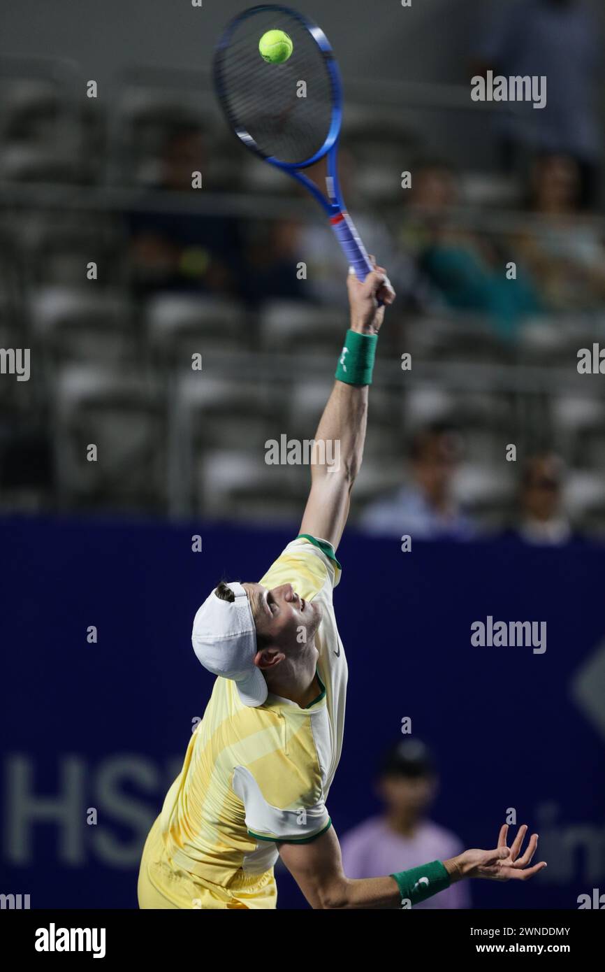 Acapulco, Mexiko. März 2024. Jack Draper aus Großbritannien dient den Ball während des Halbfinalspiels gegen Alex de Minaur aus Australien beim ATP Mexican Open-Tennisturnier 2024 in Acapulco, Mexiko, am 1. März 2024. Quelle: Francisco Canedo/Xinhua/Alamy Live News Stockfoto