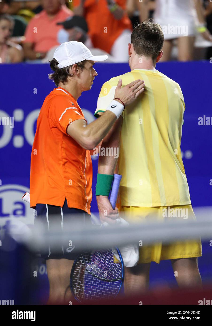 Acapulco, Mexiko. März 2024. Alex de Minaur (L) aus Australien tröstet Jack Draper aus Großbritannien nach seinem Halbfinalspiel beim ATP Mexican Open Tennis Turnier 2024 in Acapulco, Mexiko, 1. März 2024. Quelle: Li Mengxin/Xinhua/Alamy Live News Stockfoto