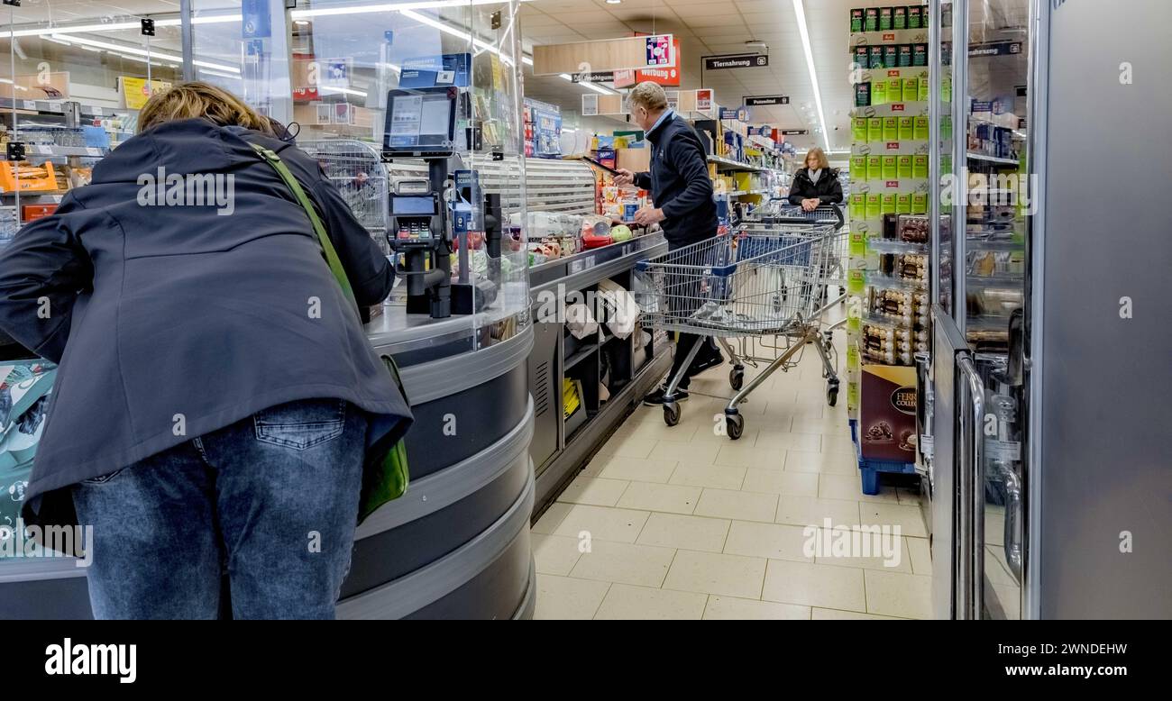 Hamburg, Deutschland. Februar 2024. Kunden, die an der Kasse in einem LIDL Discount Supermarkt stehen. Quelle: Markus Scholz/dpa/Picture Alliance/dpa | Markus Scholz/dpa/Alamy Live News Stockfoto