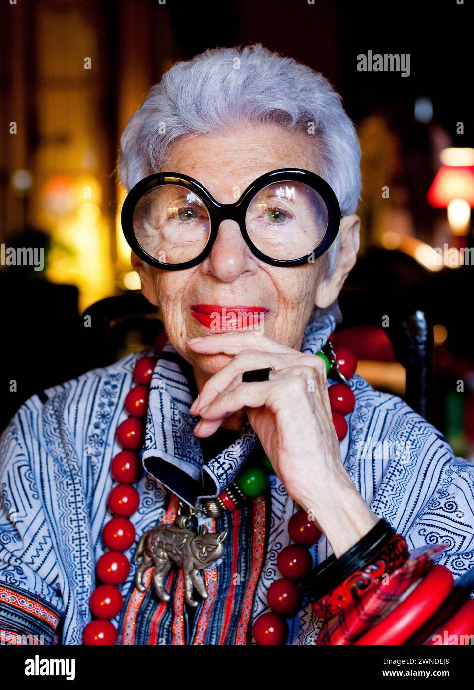 New York, USA. März 2024. Innenarchitektin, Designerin und Stilikone Iris Apfel sah 2010 in ihrem Haus auf der Park Avenue posieren. Am 2. März 2024 verstarb sie im Alter von 102 Jahren. März 2024. (Foto: Jonas Gustavsson/SIPA USA) Credit: SIPA USA/Alamy Live News Stockfoto