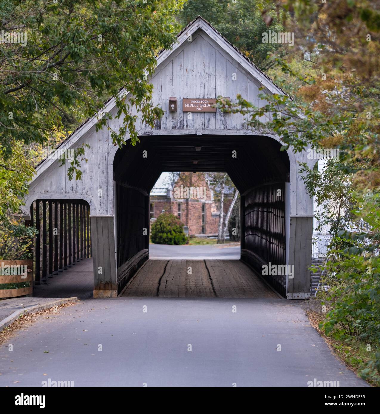 Eine hölzerne überdachte Brücke in Woodstock, Vermont, im Herbst Stockfoto