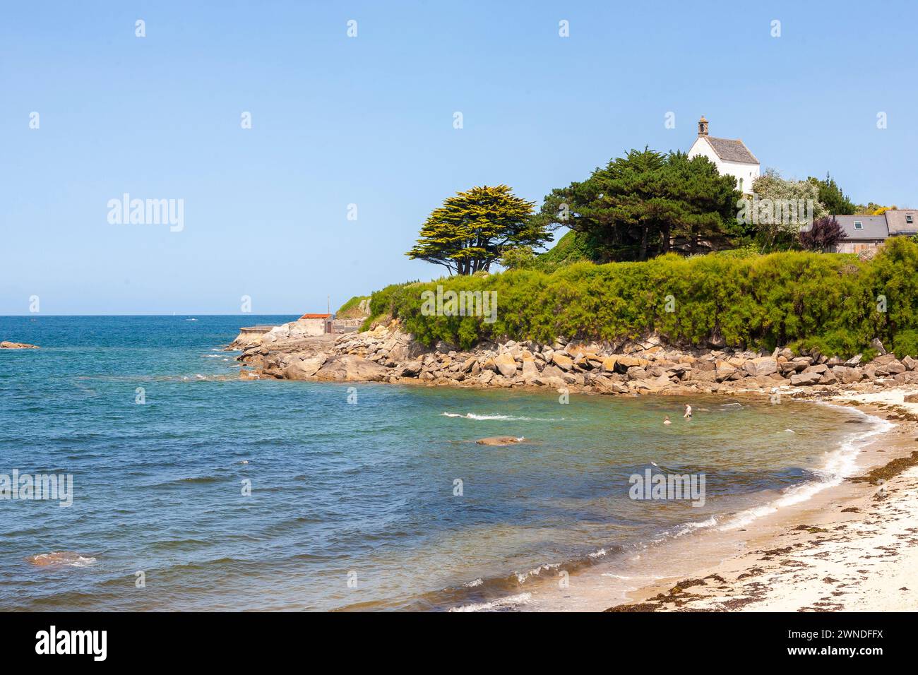 Die Chapelle Sainte-Barbe aus dem 17. Jahrhundert oberhalb der Plage de Porz AR Gored, ein unberührter Strand in der Nähe des Alten Hafens in Roscoff, Finistère, Bretagne, Frankreich Stockfoto