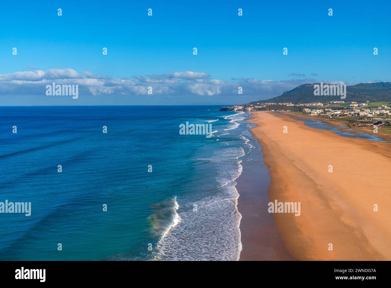 Aus der Vogelperspektive auf einen wunderschönen Strand an der marokkanischen Atlantikküste in Tanger, Marokko Stockfoto