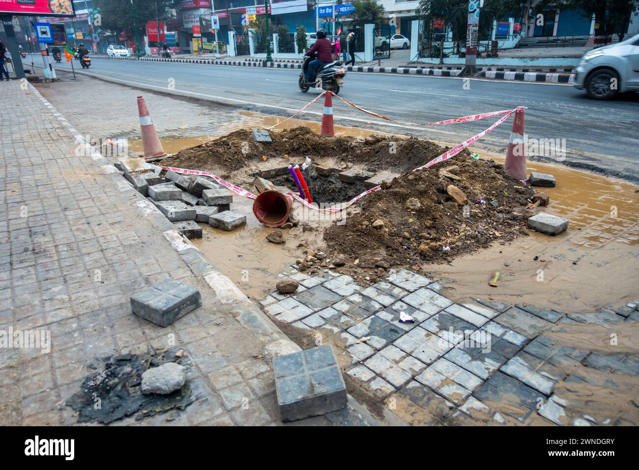 Januar 2024, Uttarakhand Indien. Städtische Infrastrukturentwicklung: Offene Entwässerung und fließendes Wasser entlang der Rajpur Road, Dehradun, Uttarakhand, Indien. S Stockfoto