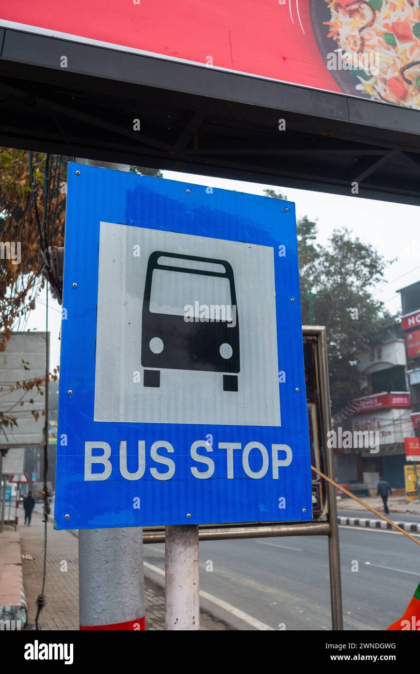 Januar 2024, Uttarakhand Indien. City Transit: Bushaltestelle auf Rajpur Road, Dehradun, Uttarakhand, Indien. Stadtverkehr Stockfoto