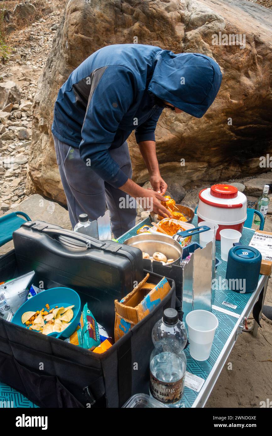 Februar 2024, Dehradun City Uttarakhand, Indien. Zubereitung von Mahlzeiten im Freien: Grillen Paneer Tikka auf dem Campingofen - Camping und Picknick Stockfoto