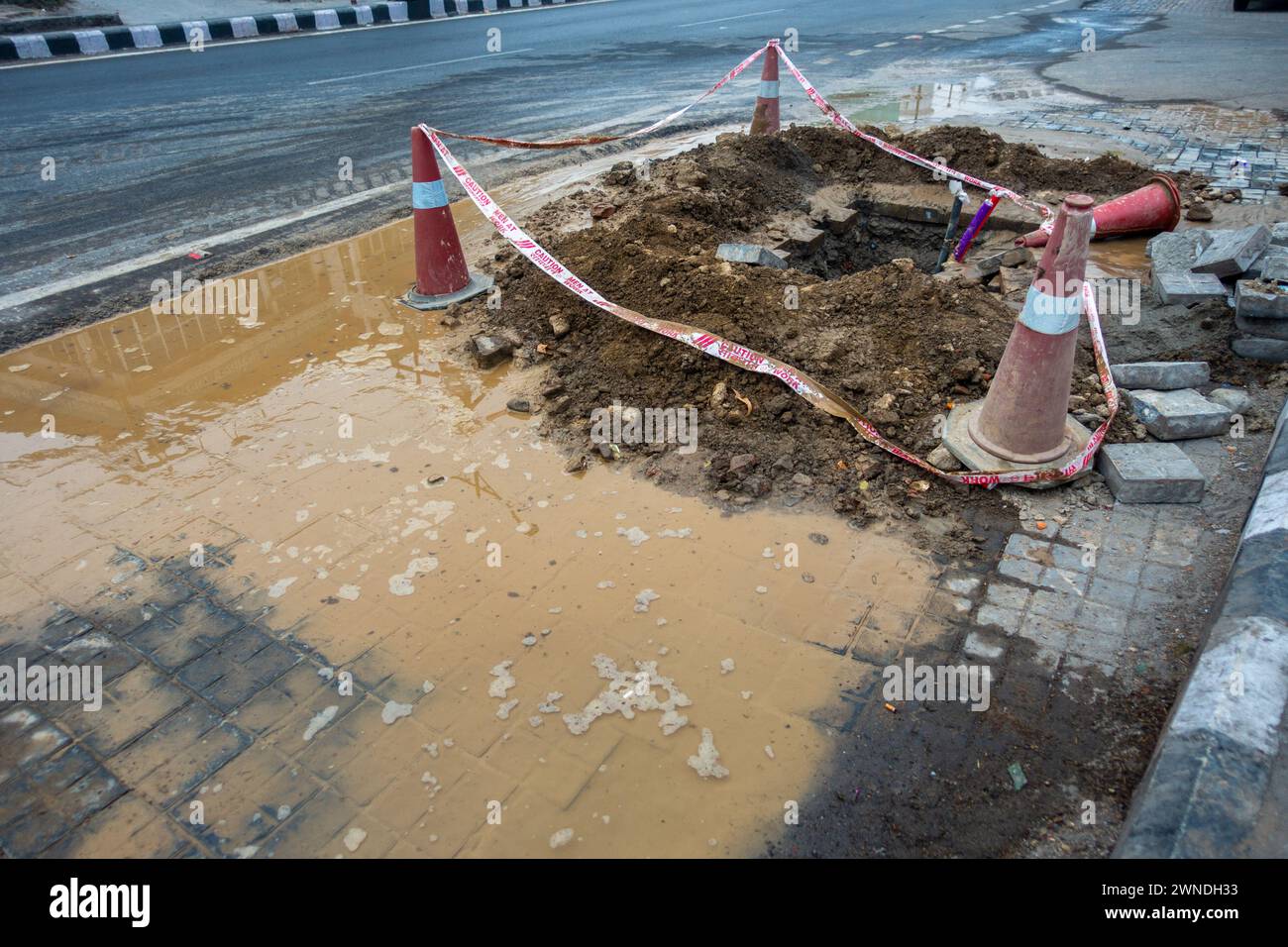 Januar 2024, Uttarakhand Indien. Städtische Infrastrukturentwicklung: Offene Entwässerung und fließendes Wasser entlang der Rajpur Road, Dehradun, Uttarakhand, Indien. S Stockfoto