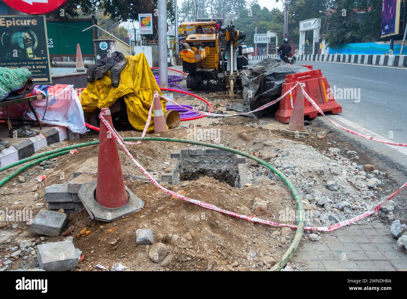Januar 2024, Uttarakhand Indien. Städtische Infrastrukturentwicklung: Graben am Straßenrand für unterirdische Verkabelung, Rajpur Road, Dehradun, Uttarakhand, Indien Stockfoto