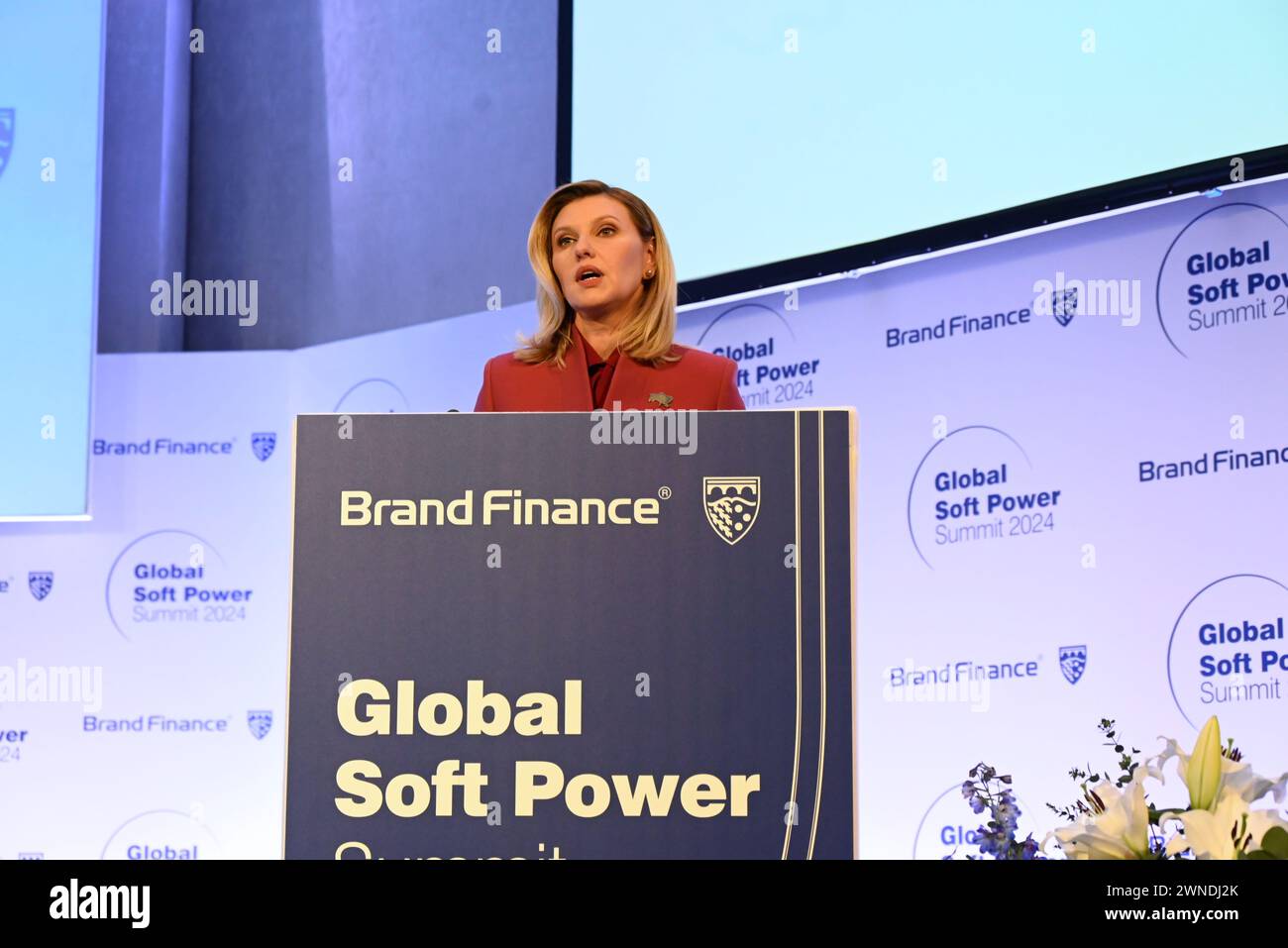 Olena Zelenska First Lady of Ukraine nahm am Global Soft Power Summit in London Teil , um ihre Rolle als First Lady zu diskutieren und wie sie ihre globale Plattform nutzt , um Bewusstsein für die psychische Gesundheit in der Ukraine zu schärfen und ihnen zu helfen . Sie möchte auch Schulmahlzeiten für alle Kinder und Freiräume für die Menschen in der Zukunft anbieten. Olena sagte auch, dass die Ukraine viel Kunst und Kultur sowie Geschichte habe, die sie mit der westlichen Welt in Zukunft wie seit der teilen möchte russische Invasion es war unmöglich, das zu tun... Stockfoto