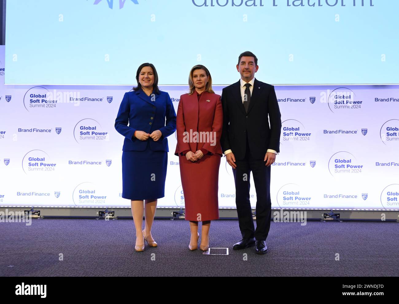 Olena Zelenska First Lady of Ukraine nahm am Global Soft Power Summit in London Teil , um ihre Rolle als First Lady zu diskutieren und wie sie ihre globale Plattform nutzt , um Bewusstsein für die psychische Gesundheit in der Ukraine zu schärfen und ihnen zu helfen . Sie möchte auch Schulmahlzeiten für alle Kinder und Freiräume für die Menschen in der Zukunft anbieten. Olena sagte auch, dass die Ukraine viel Kunst und Kultur sowie Geschichte habe, die sie mit der westlichen Welt in Zukunft wie seit der teilen möchte russische Invasion es war unmöglich, das zu tun... Stockfoto