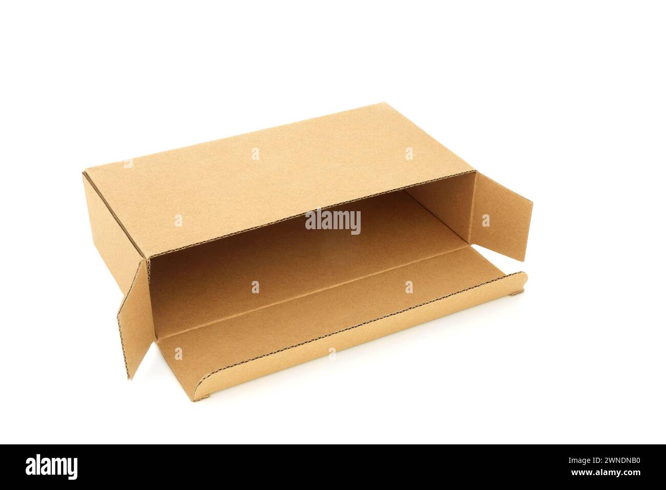 Slimline braune Karton mit rechteckiger Form auf weißem Hintergrund. Umweltfreundliches wiederverwendbares Material für die Lieferung von Paketen. Stockfoto