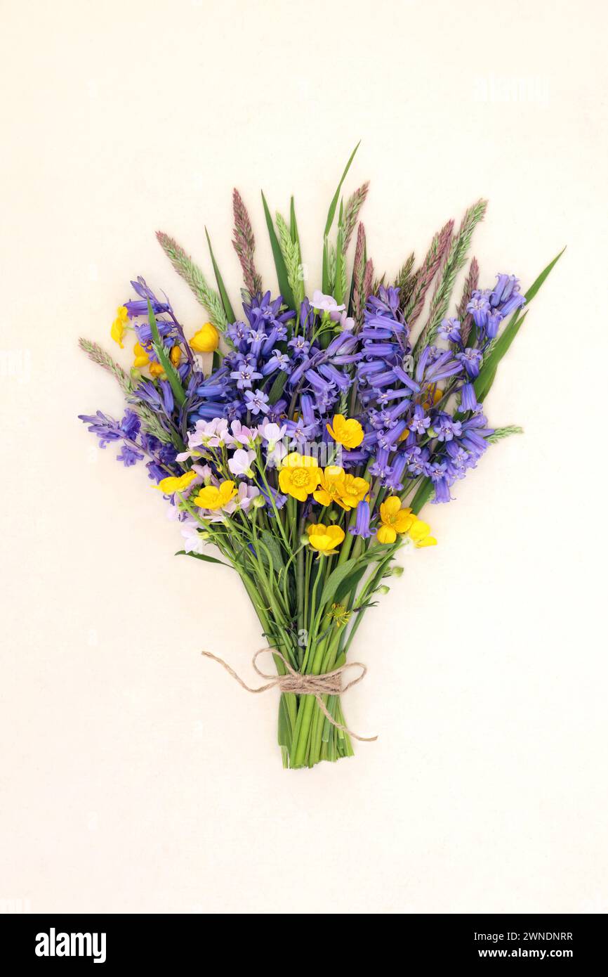 Frühlingsblume, Butterblume, nemesia Blumenstrauß mit Wiesengräsern auf Hanfpapier. Floral British Beltane Wildblumen- und Wiesenblumen. Stockfoto