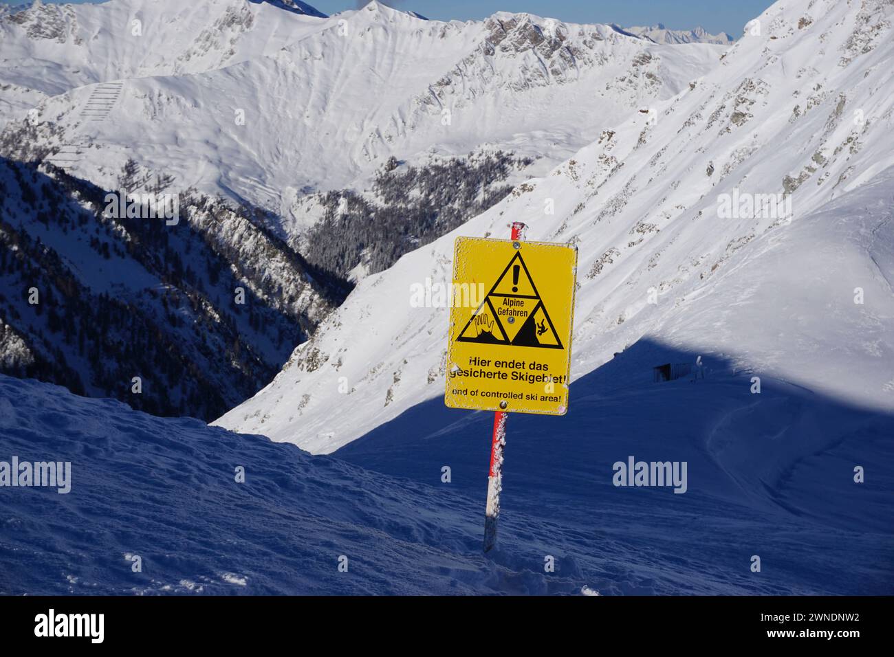 Hintertuxer Gletscher, Österreich 10. Januar 2024: Ende des gesicherten Skigebietes Warnschild auf einer Skipiste im Zillertal: Alpine Gefahren. Hier endet das gesicherte Skigebiet. Zillertal Österreich *** Hintertuxer Gletscher, Österreich 10 Januar 2024 Ende des gesicherten Skigebietes Warnschild auf einer Skipiste im Zillertal alpine Gefahren hier endet das gesicherte Skigebiet Zillertal Österreich Copyright: XFotostandx/xFreitagx Stockfoto