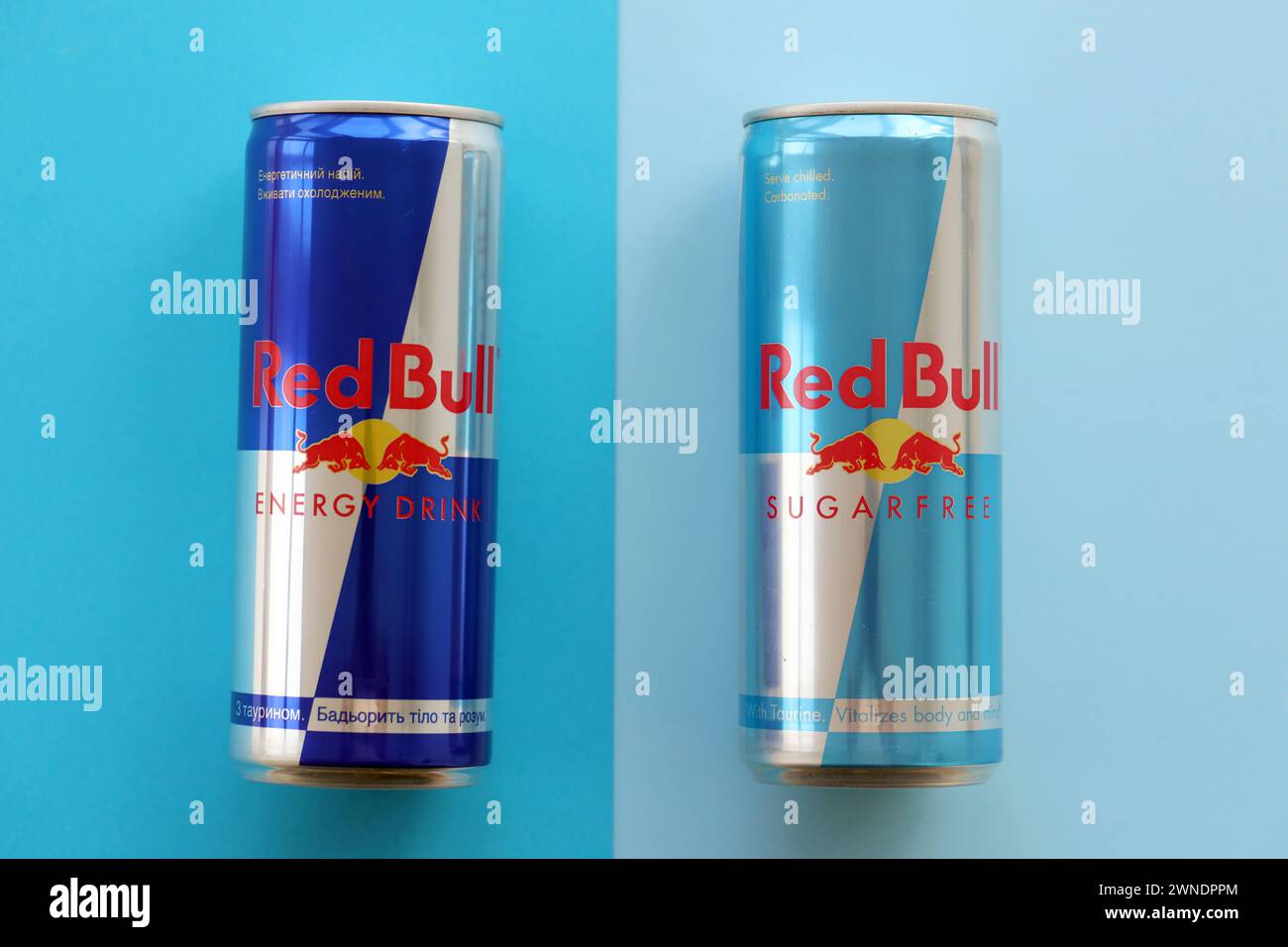 TERNOPIL, UKRAINE - 7. JULI 2023 Red Bull ENERGY Drink Aluminiumdose mit originellem Design Nahaufnahme Stockfoto