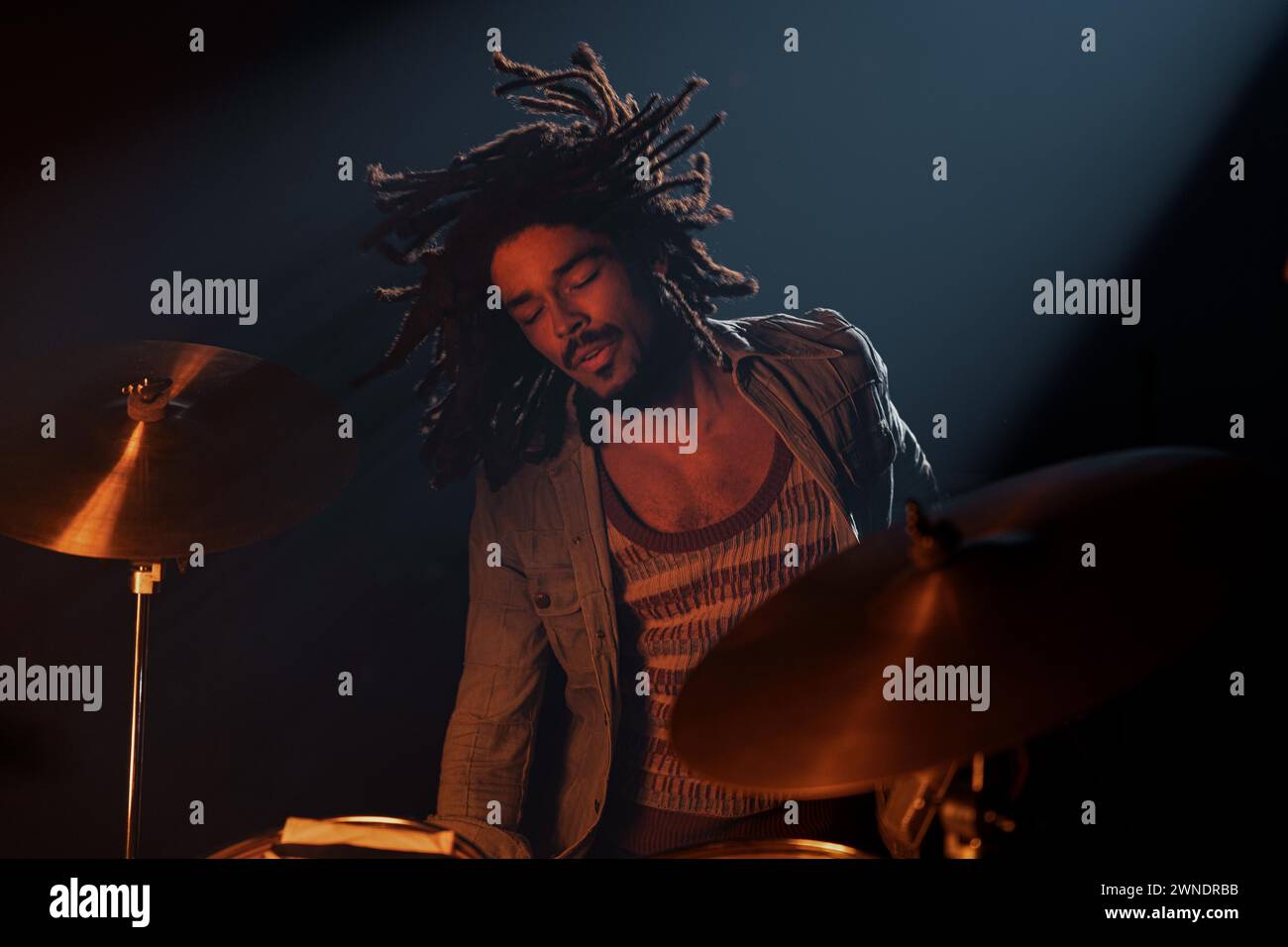 KINGSLEY BEN-ADIR IN BOB MARLEY: ONE LOVE (2024) UNTER DER REGIE VON REINALDO MARCUS GREEN. Kredit: Paramount Pictures, Tuff Gong Pictures, Plan B Entertainment. / Album Stockfoto