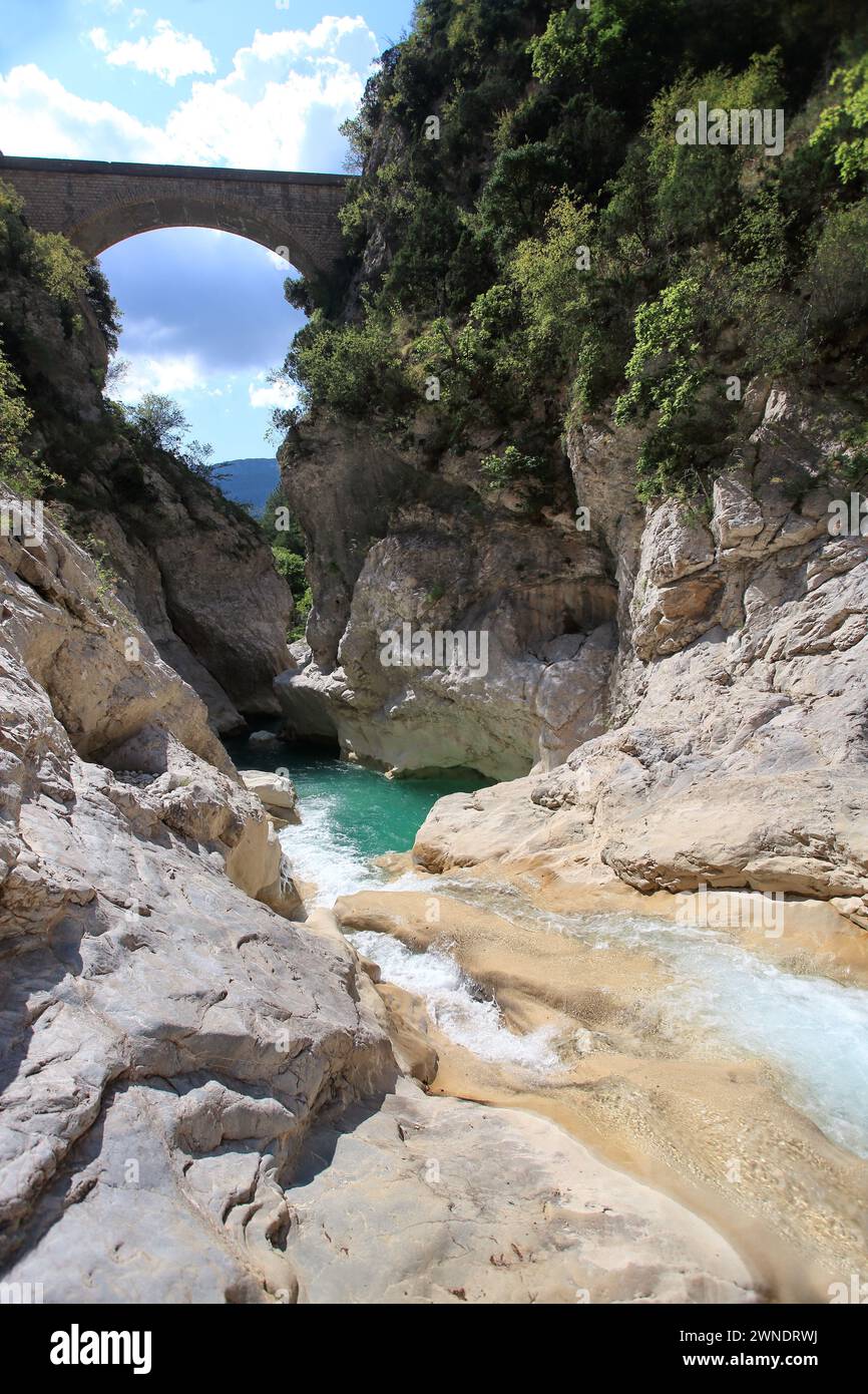 Der Fluss Clue d'Aiglun im Hinterland der französischen Riviera, Alpes d'Azur Regionalpark, Alpes Maritimes Stockfoto