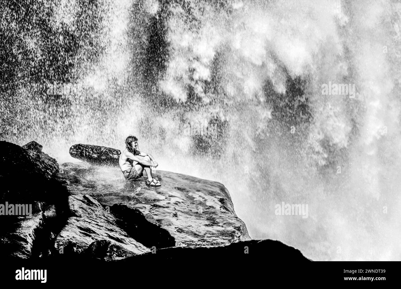 Einsamer Mann, Salto El Sapo. Canaima Nationalpark. Gran Sabana. Bolivar Staat. Venezuela. Stockfoto