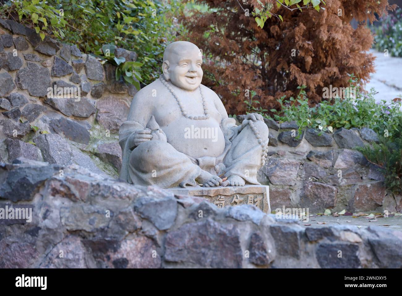 Cherkasy, UKRAINE - 20. OKTOBER 2021 Joyful Buddah Betonstatue in Grau nahe dem Weißen Lotus buddhistischen Tempel in Tscherkasy, Ukraine Stockfoto