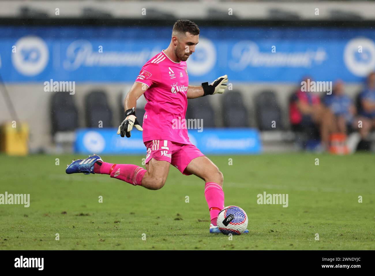 Sydney, Australien. März 2024. Daniel Margush von Western Sydney Wanderers tritt den Ball während des Isuzu UTE, Einem Ligaspiels zwischen Western Sydney Wanderers und Sydney FC im CommBank Stadium, Sydney, Australien am 2. März 2024. Foto von Peter Dovgan. Nur redaktionelle Verwendung, Lizenz für kommerzielle Nutzung erforderlich. Keine Verwendung bei Wetten, Spielen oder Publikationen eines einzelnen Clubs/einer Liga/eines Spielers. Quelle: UK Sports Pics Ltd/Alamy Live News Stockfoto