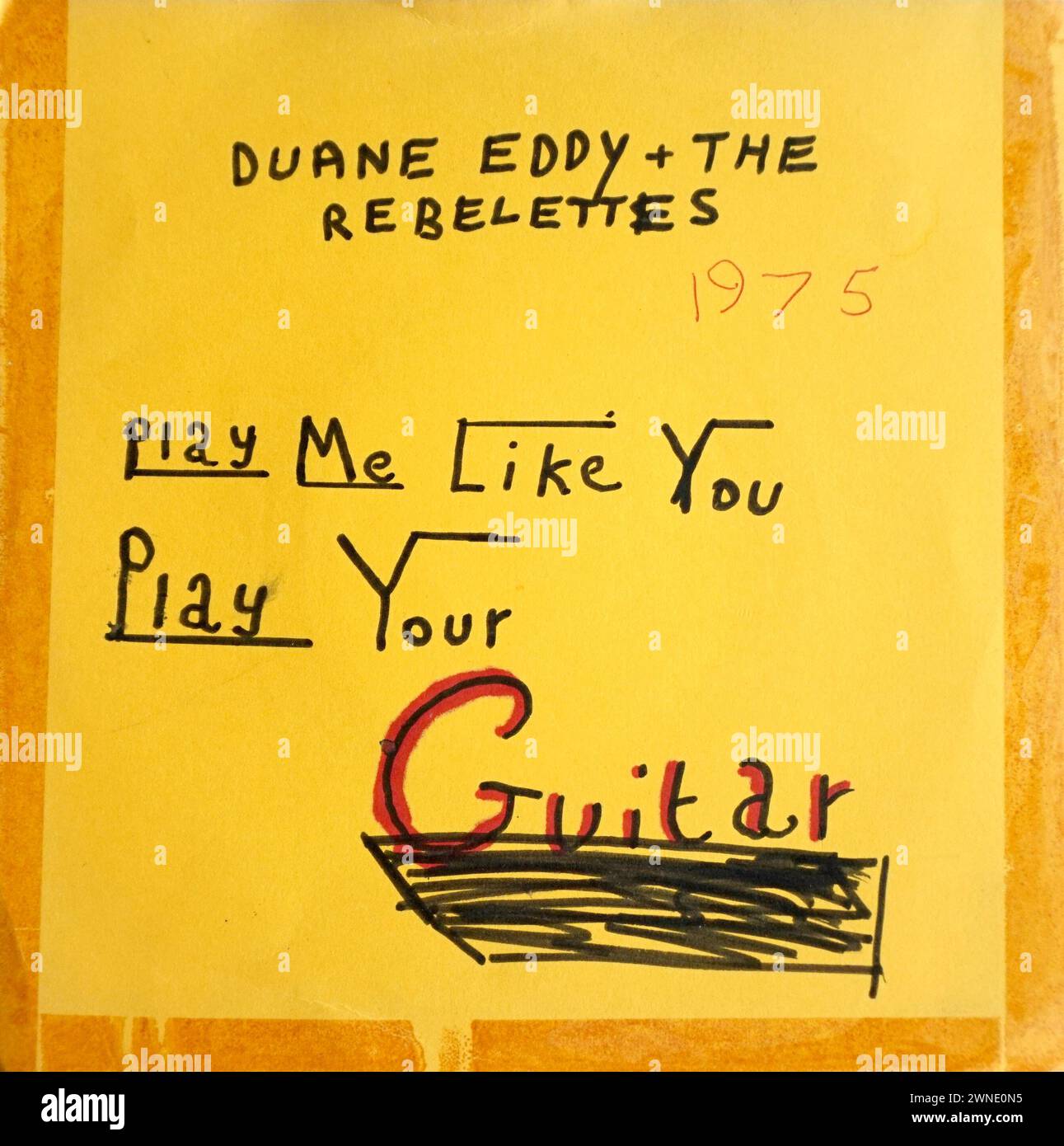 Hausgemachte 7' Single Sleeve 1970s, Duane Eddy. Die Hülle wurde von einem Teenager zu Hause auf einer Karte hergestellt, zusammen mit einem Sellotapes versehen, und der Titel wurde eingetippt. Sozialgeschichte, musikalische Erinnerungsstücke, Stockfoto