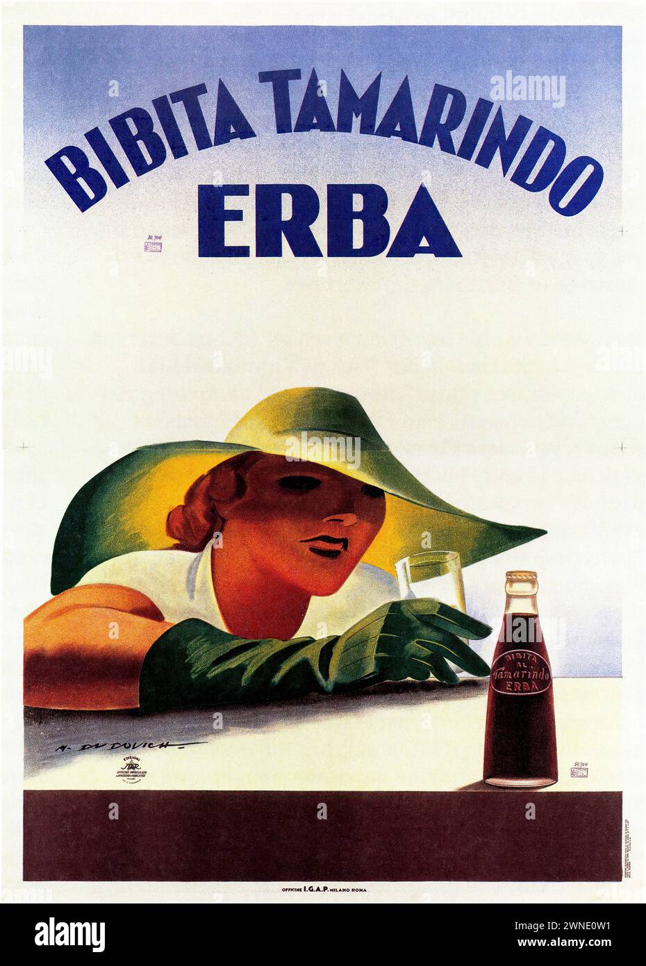 „BIBITA TAMARINDO ERBA“ [„TAMARINDO ERBA DRINK“] italienische Vintage-Werbung, in der eine Frau mit modischem Hut dargestellt wird, die ihren Arm mit einer Flasche Tamarindo Erba auf einem Tisch liegt. Der Stil ist elegant mit weichen Kurven und einem warmen Farbschema, das auf die kommerzielle Kunst der Zeit hinweist. Stockfoto