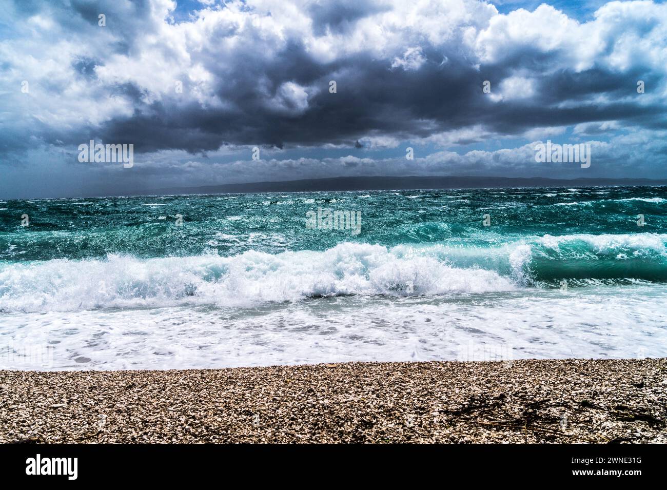 Stürmisches Wetter am Strand von Znan, Split, Kroatien, mit Blick auf die Insel Brac Stockfoto