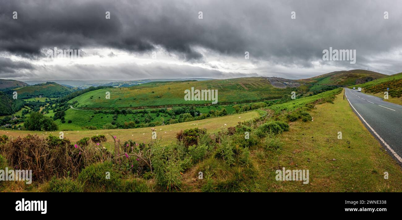 Blick auf den Horseshoe Pass (Bwlch yr Oernant) mit Blick auf Llangollen in Nordwales, Großbritannien Stockfoto