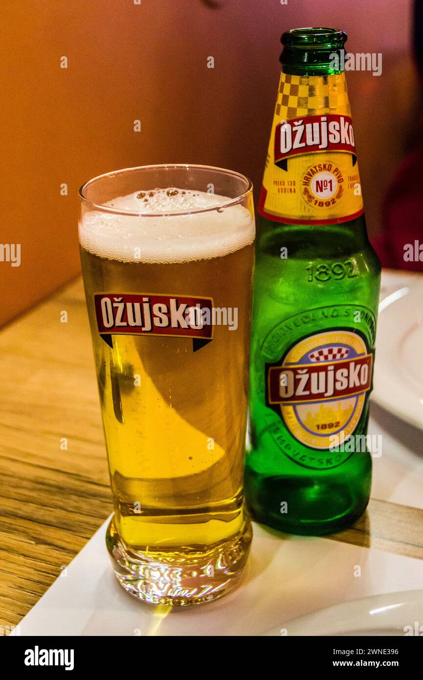 Eine Flasche und ein Glas Ozjusko Lagerbier, Split, Kroatien Stockfoto